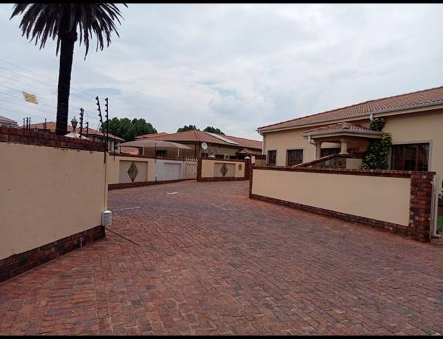 2 BEDROOM TOWNHOUSE FOR SALE IN COMET